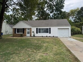 Building Photo - Move in Ready Prairie Village Ranch + Fenc...