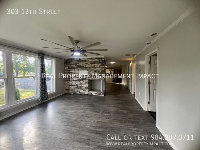 Building Photo - 303 13th St