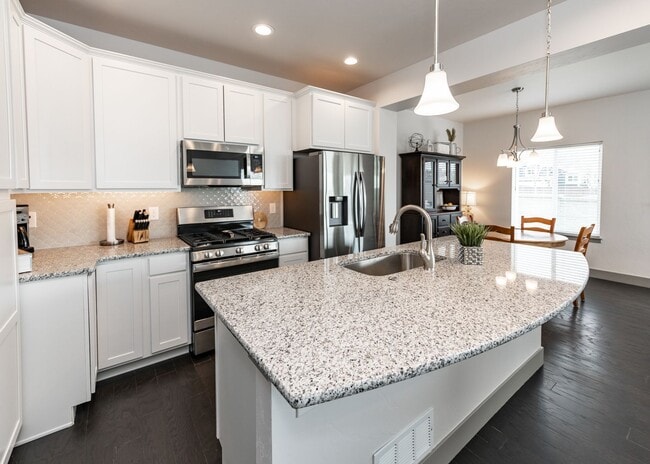 Building Photo - 2 Bedroom Luxury townhome