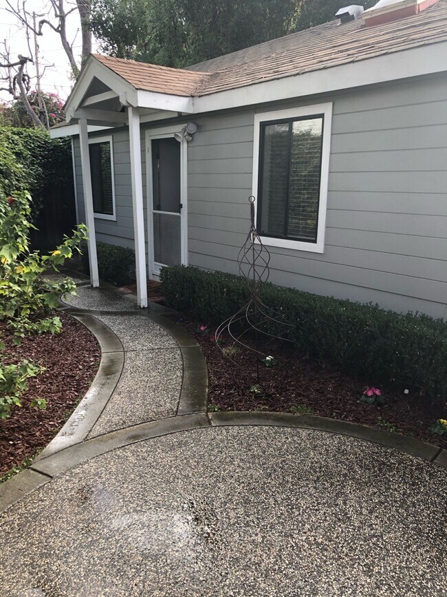 Building Photo - 411 W Dana St