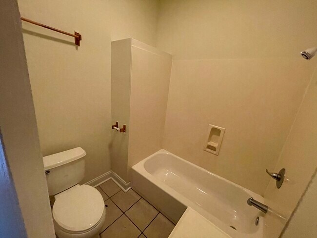 Bathroom - 2333 Saint Anthony St
