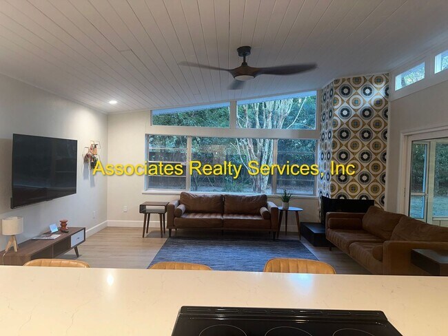 Building Photo - 3 Bed/2 Bath Spacious Home in Mason Manor! Screened Porch and Fenced Backyard!!!