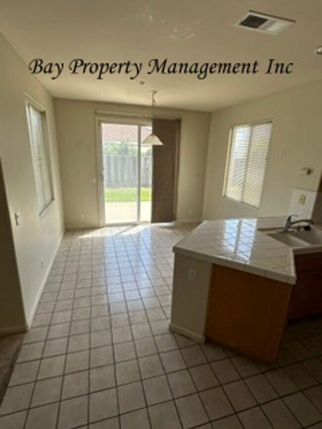 Building Photo - **Spacious 4 Bedroom Home with Vaulted Ceilings & Large Backyard – North Salinas**