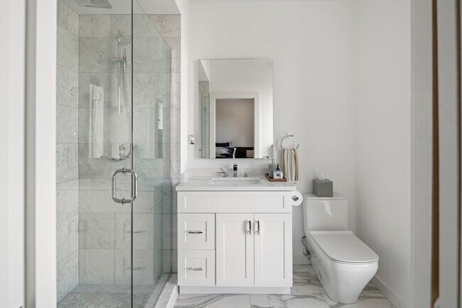 Building Photo - 946 Saratoga St