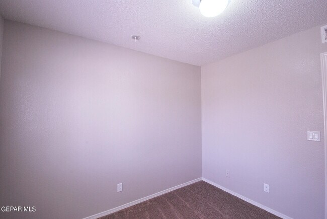 Building Photo - 610 Villas Del Valle Dr
