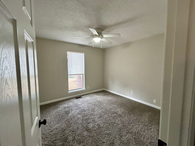 Building Photo - 1 Robin Ct