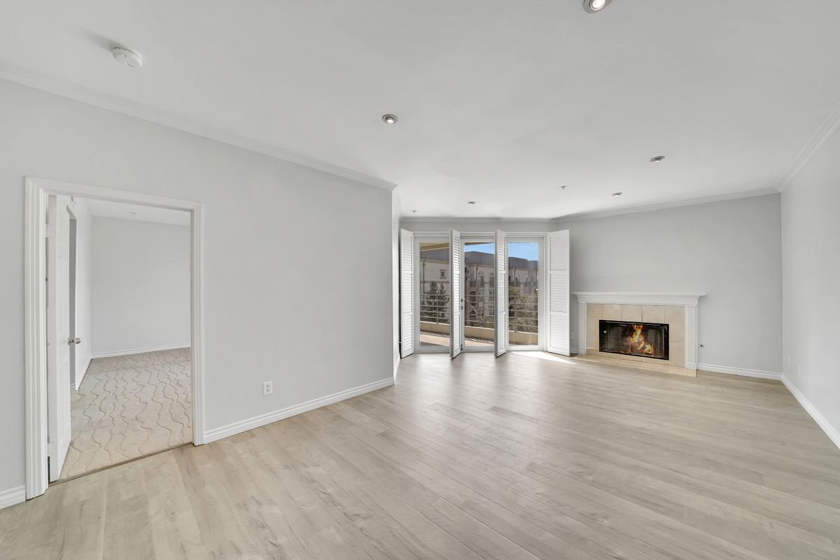 Building Photo - 2233 Martin, 405