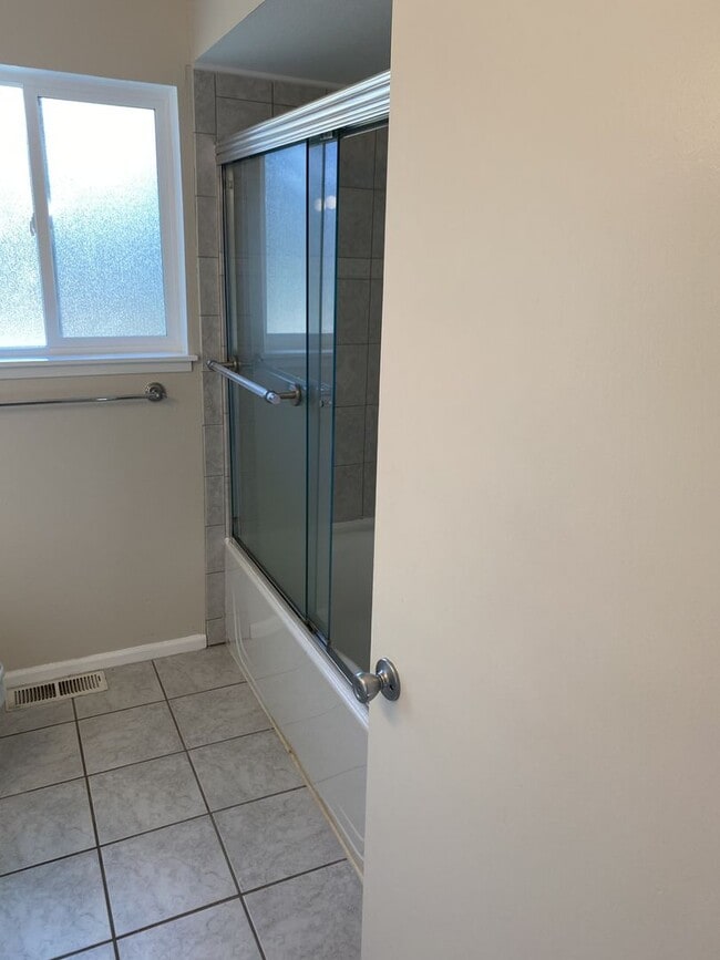 Building Photo - Beautiful Mid-Century four-bedroom Shoreline