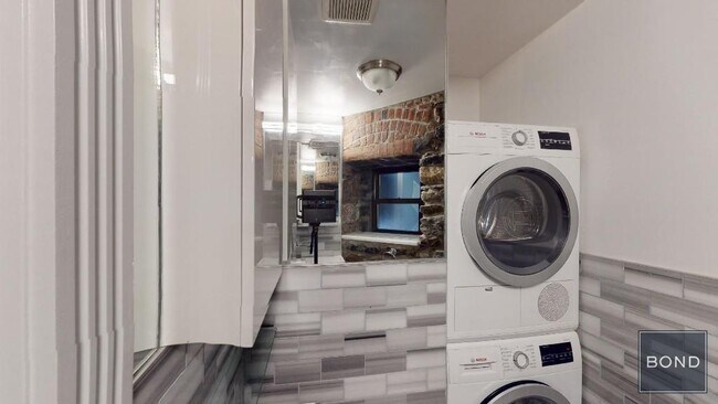 Building Photo - 246 Mott St