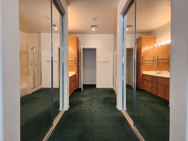 Building Photo - SINGLE STORY TOWN HOME AVAILABLE