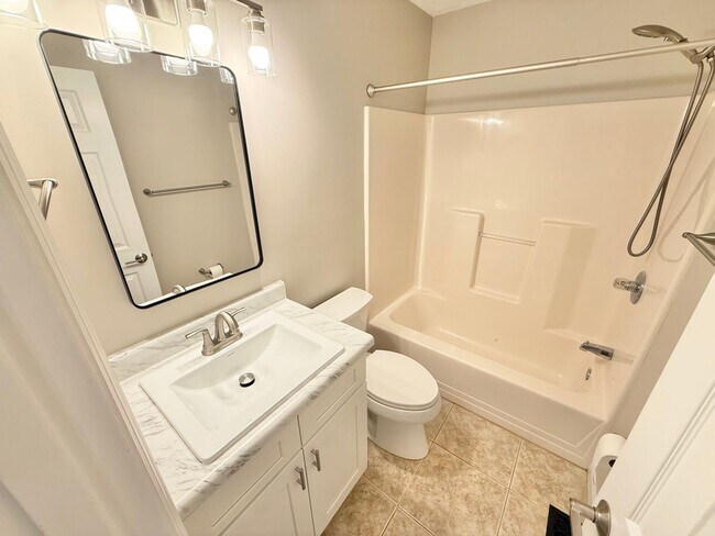 Building Photo - West Knoxville 37932 - 4 bedroom, 2.5 bath home - Contact Tanner Fee (865) 850-5103