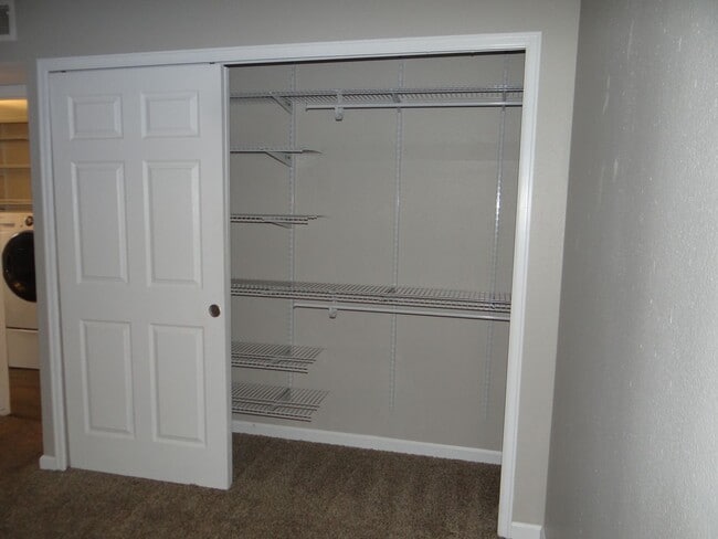 Building Photo - 1 bed 1 bath condo with 650 sf. off Jewell and Sheridan