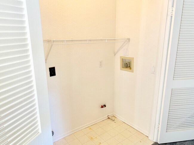 Building Photo - 1014 S Rossano Way