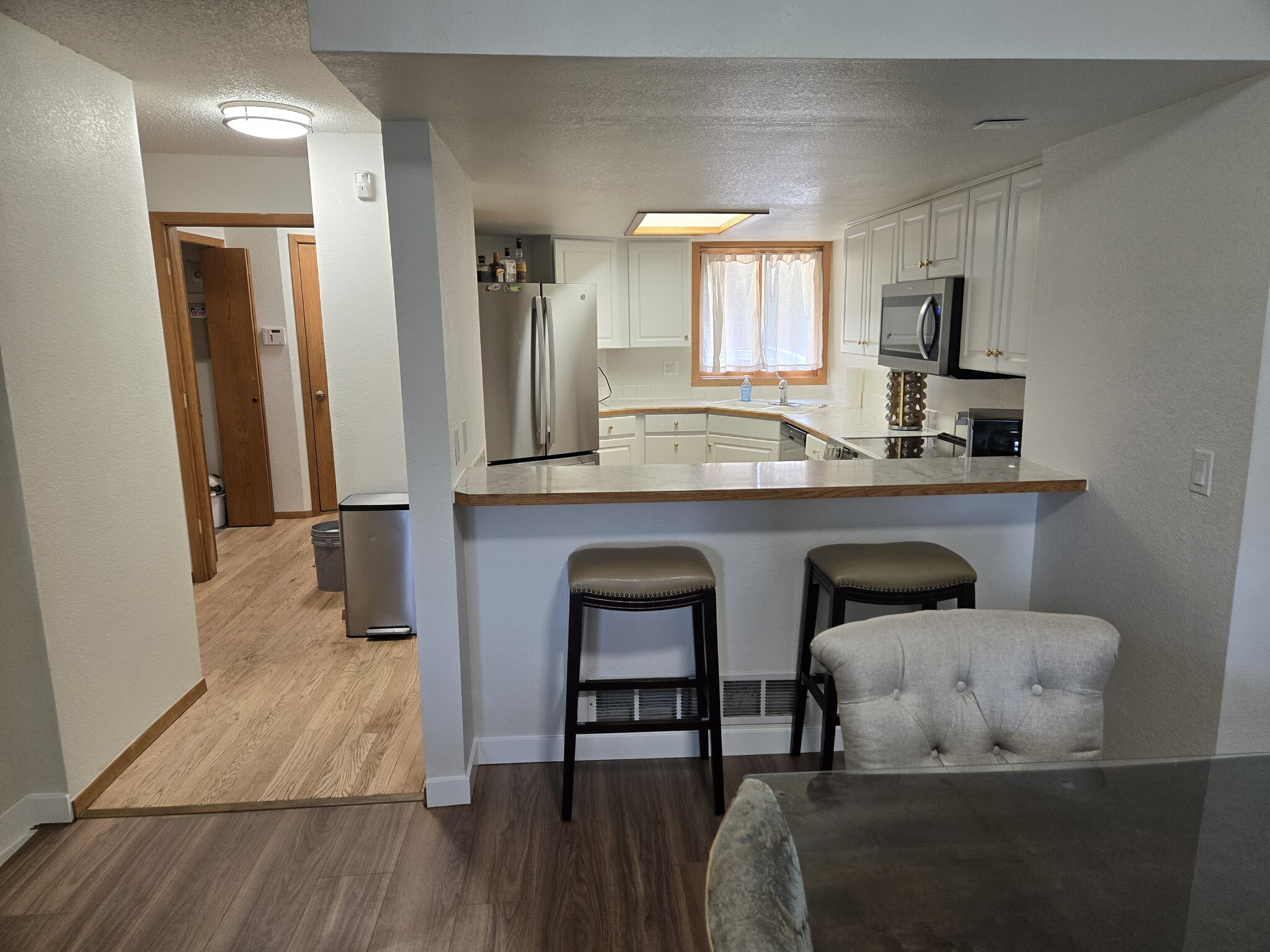 Kitchen / Entry Hallway - 2835 Springdale Ln