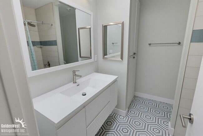 Building Photo - Beautifully Renovated 2Bdm 2.5Ba Mission Hills Condo with Bay Views!