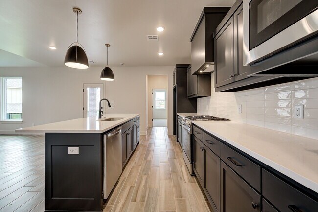 Building Photo - 6101 Kinnick Dr