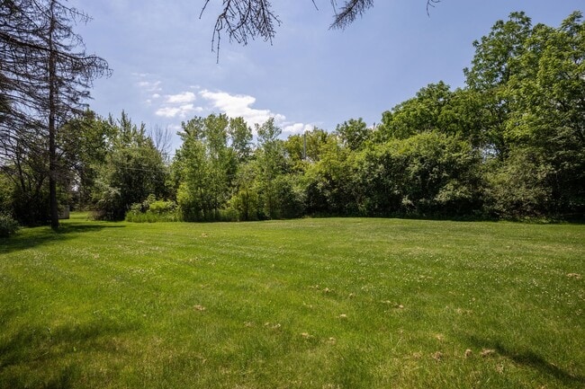 Building Photo - Come home to the serenity of Mequon-Thiensville