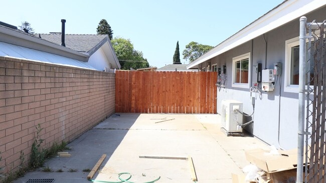 Building Photo - 2 bedrooms 2 baths corner home in Imperial Beach.