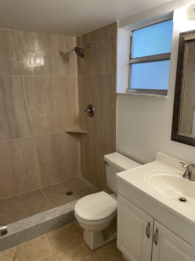 Building Photo - 102 Gardens Dr