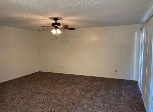Building Photo - FOR RENT – SPACIOUS 3 BED / 2 BATH | CENTRAL LOCATION