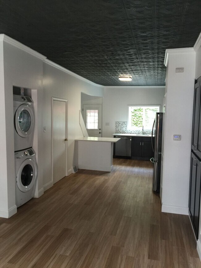 Building Photo - Newly Renovated - South Side Flats