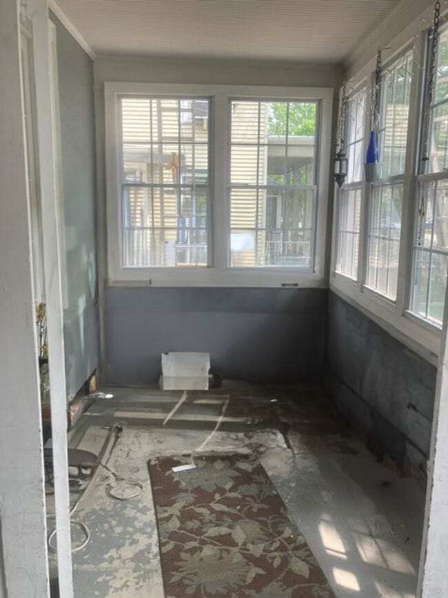 Building Photo - College Rental