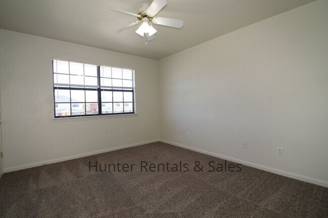 Building Photo - Spacious Two-Bedroom!