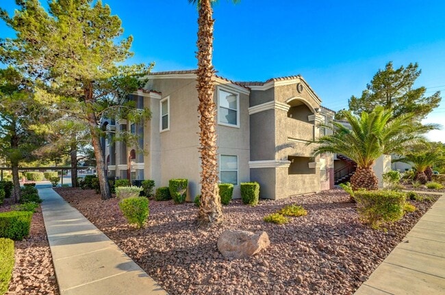 Building Photo - Charming 3 Bedroom Upstairs Condo in a Gat...