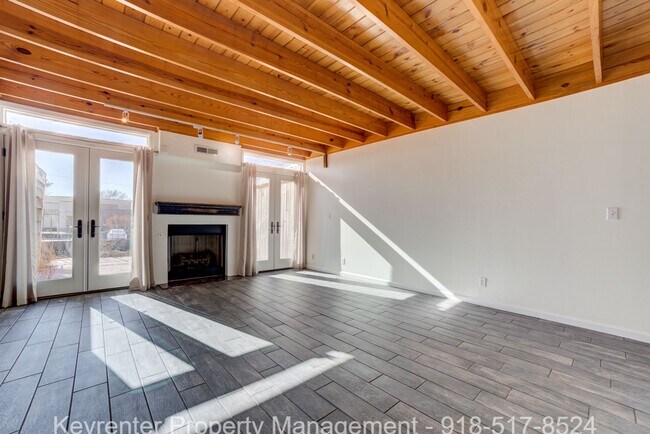 Building Photo - 2 Bed 2.5 Bath Right off Cherry Street!!