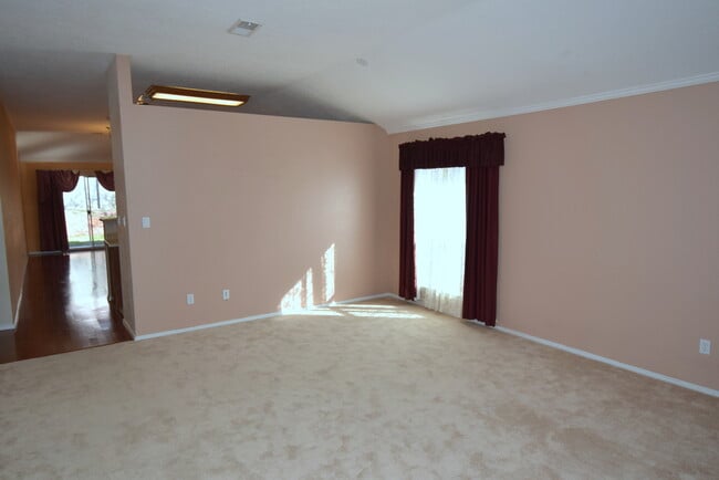 Building Photo - 3 Bed 2 Bath 1700 SF