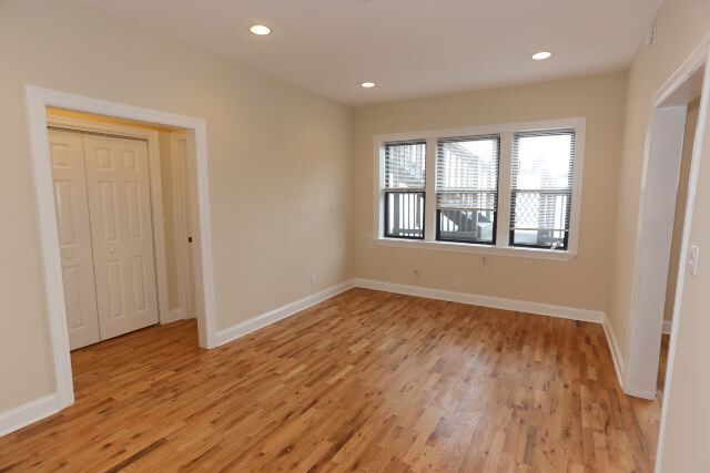 Building Photo - 2226 W Wilson Ave