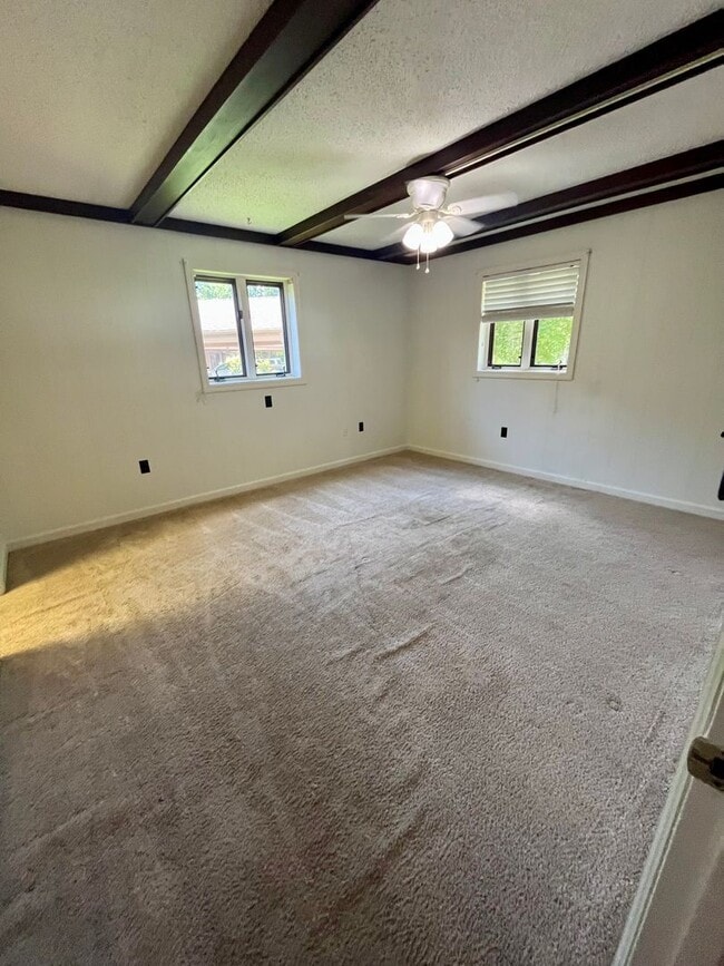 Building Photo - Well-Located One-Level Condo -- Just Minut...
