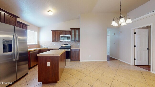 Building Photo - 1819 Shreya St