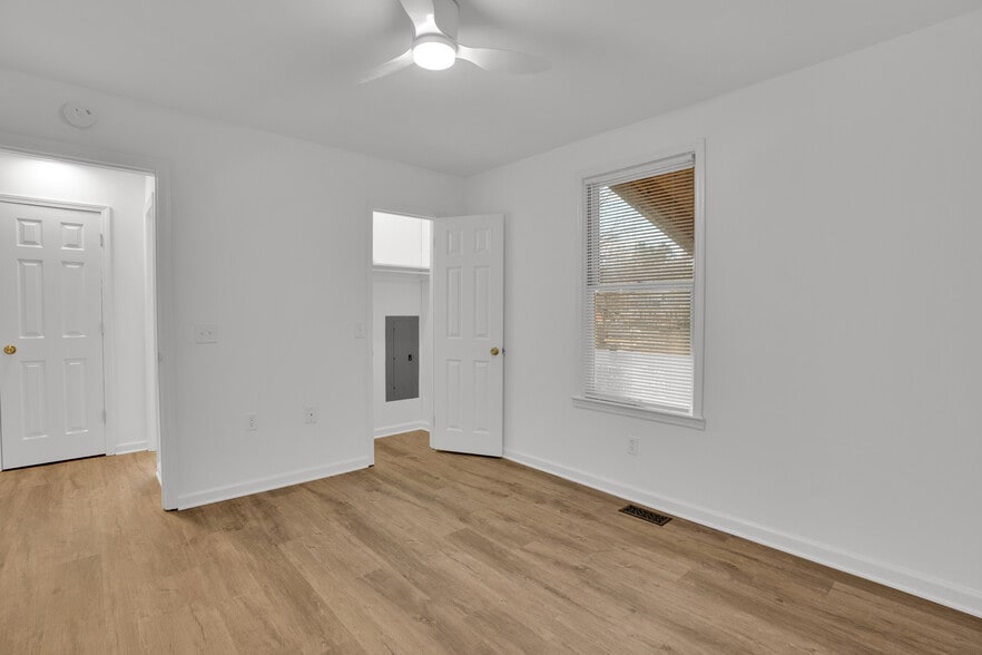 Building Photo - 350 Lakeshore Dr