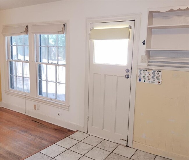 Building Photo - 2003 Montclaire St