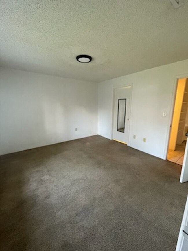 Building Photo - ** 1 Bedroom 1 Bath ** LIMITED TIME SPECIAL **