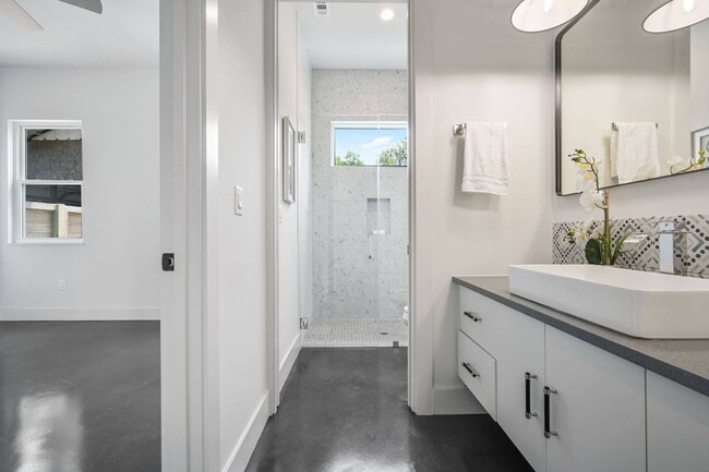Building Photo - Premium Central Austin New Construction