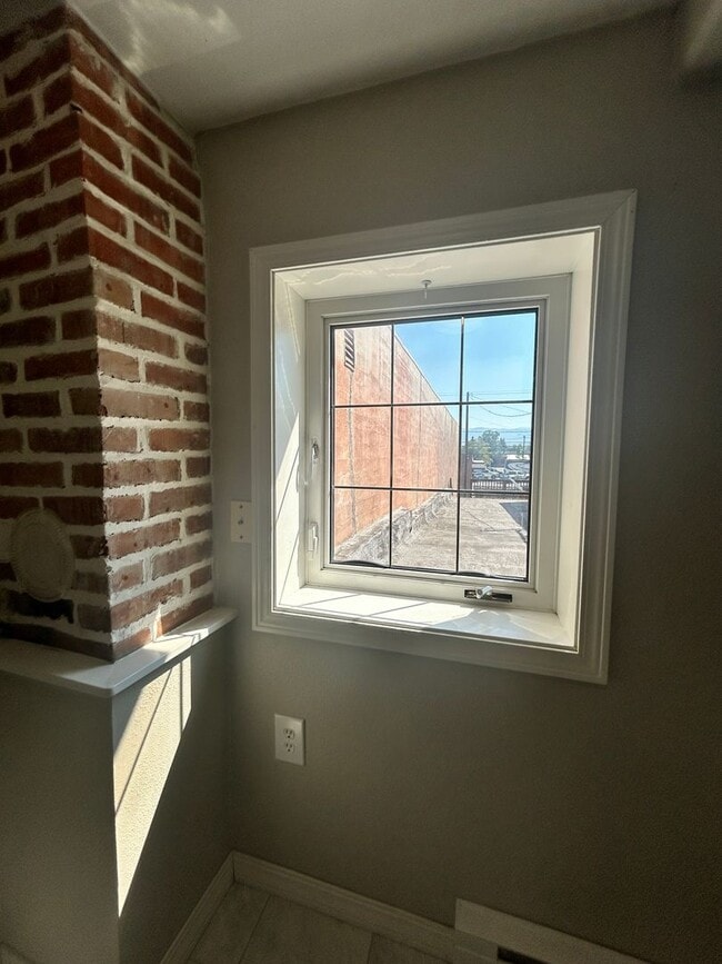Building Photo - Large 1 bed 1 bath in downtown Hamilton