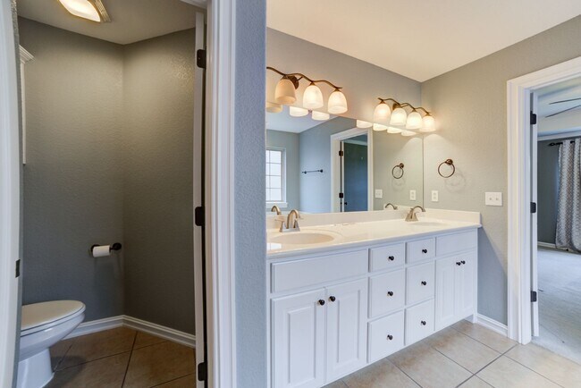 Building Photo - 4 Bed / 3 Bath in Jenks!