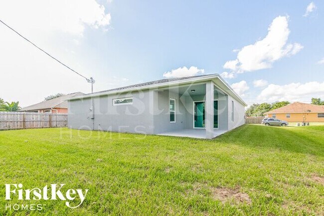 Building Photo - 373 SW Fig Ave