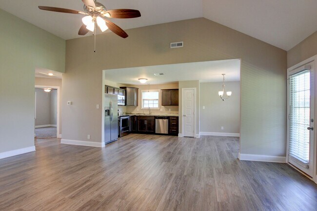 Building Photo - Sharp 3 bed 2 Bath Close To Ft Campbell