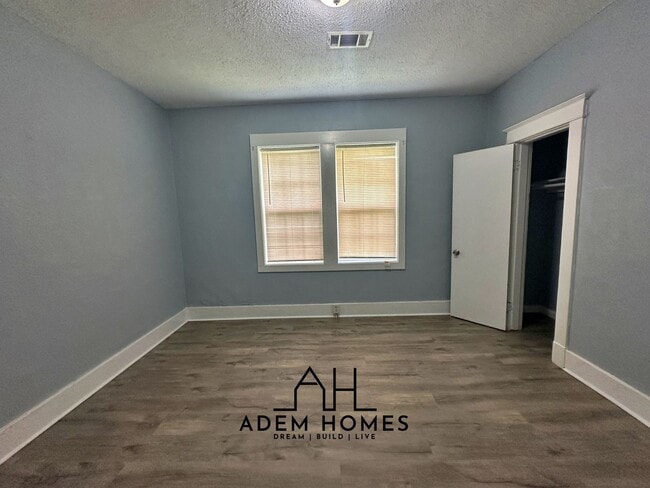 Building Photo - Spacious 2 Bedroom Home in a Central Location!! - (Duplex)