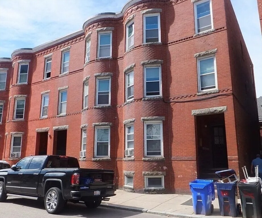 Building Photo - 42 Saxton St