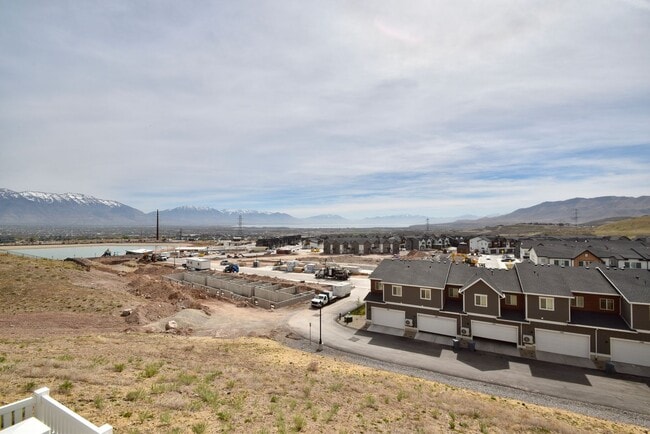 Building Photo - Spacious Saratoga Springs 4 Bed 3.5 Bath Corner Home with Stunning Views