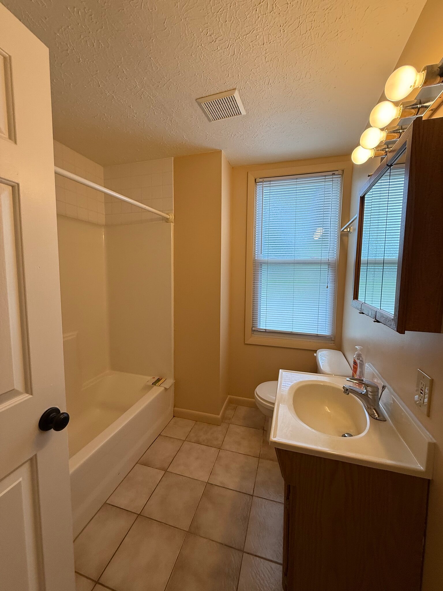 Main floor full bathroom - 56 Beech St