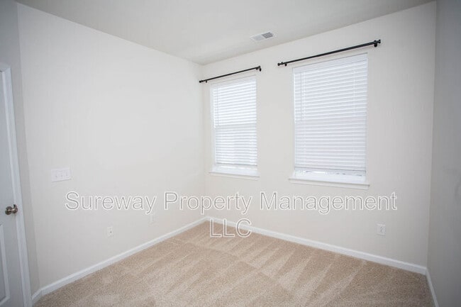 Building Photo - 13 Verona Ln