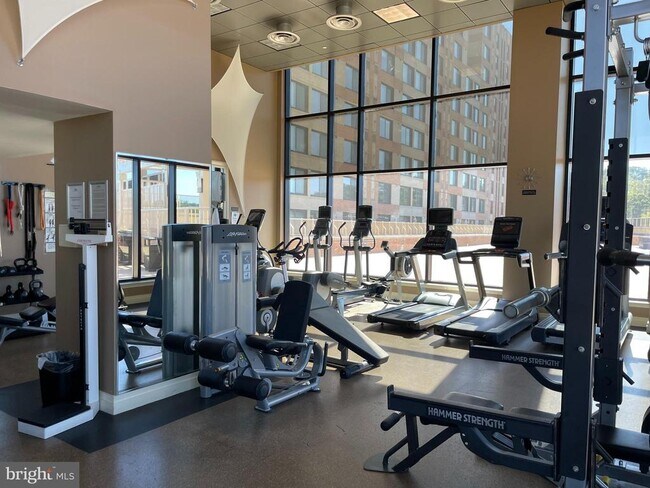 Building Photo - 2451 Midtown Ave