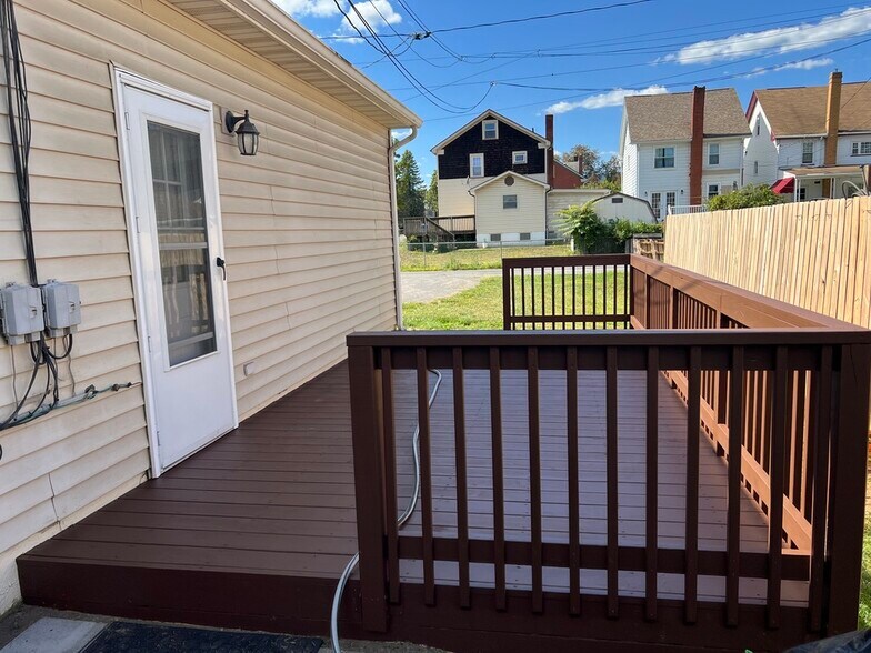 BackPorch-1c - 101 N 6th Ave