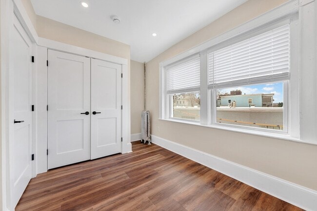 Building Photo - 105 School St