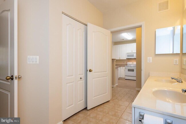 Building Photo - 400 Symphony Cir